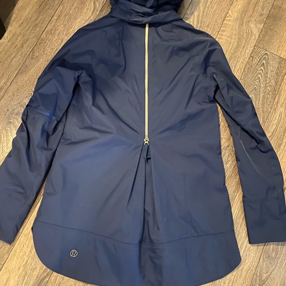 Lululemon - Picture 2 of 4